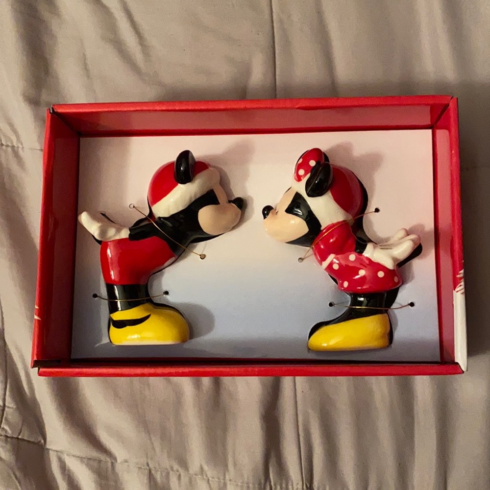 Disney Mickey and Minnie Kissing Christmas Ceramic Salt and Pepper Shakers